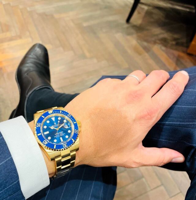 黒金では無く、はずしの青