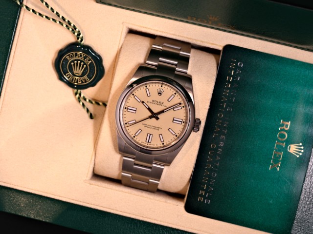 新作のベージュダイヤルが入荷！Ref.134300