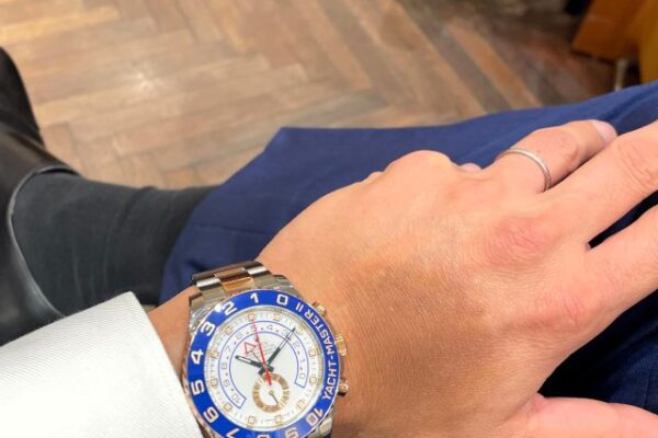 発色の良いブルーのベゼル