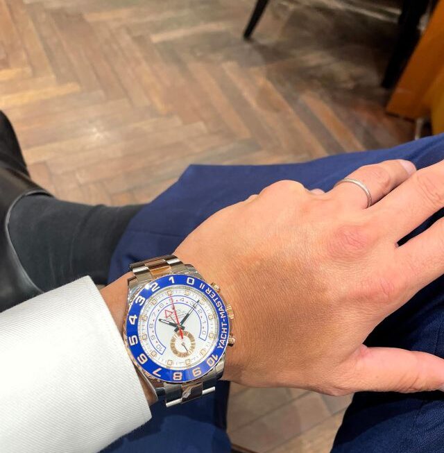 発色の良いブルーのベゼル