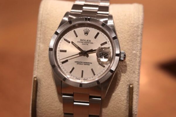 珍しいエンジンターンドベゼル！Ref.15210