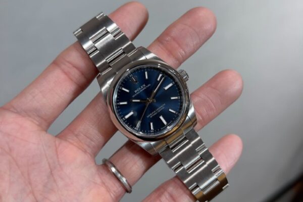 シンプルで小振りな愛らしい時計　Ref.124200