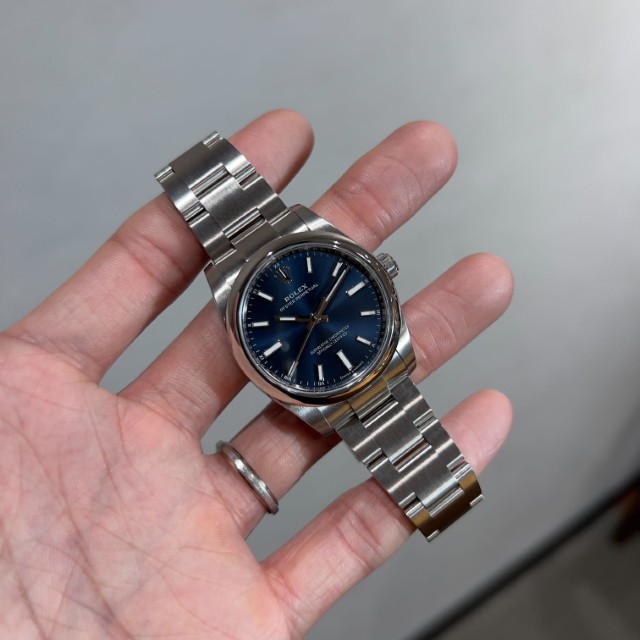 シンプルで小振りな愛らしい時計　Ref.124200