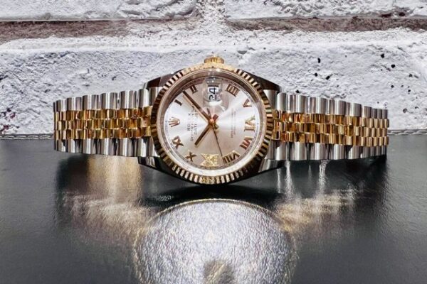 24個のダイヤモンドがセットされた特徴的なダイヤル