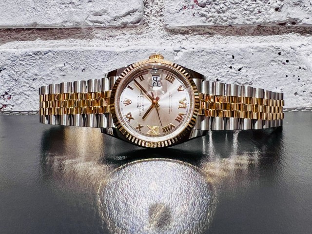 24個のダイヤモンドがセットされた特徴的なダイヤル