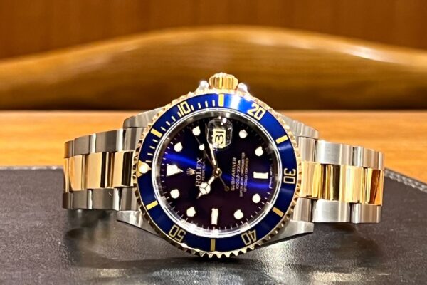 より深みのある青。